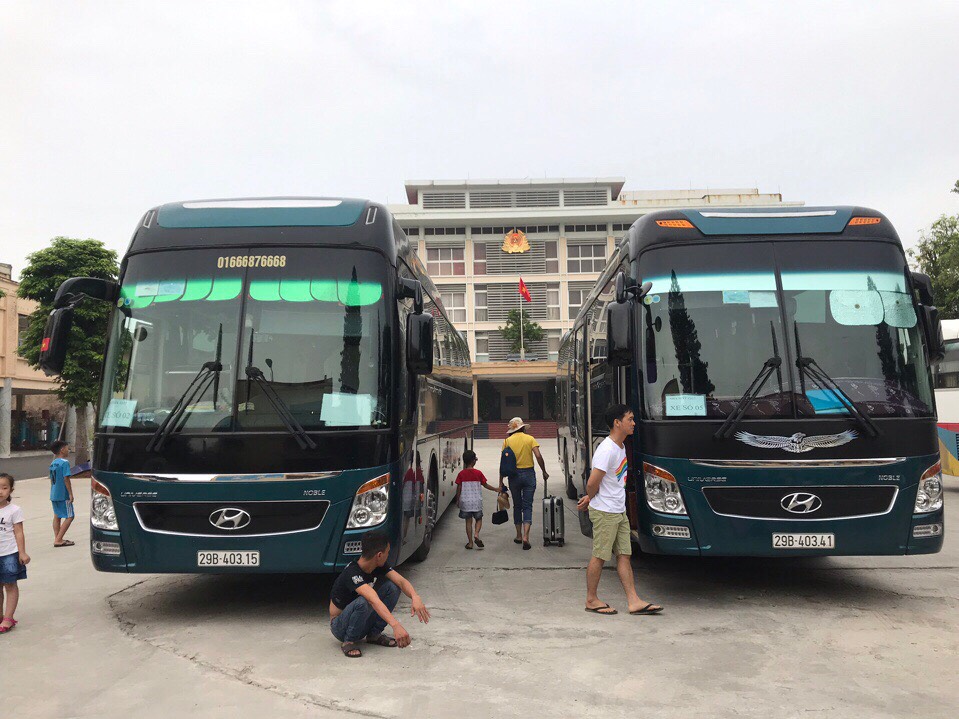 Xe 45 chỗ đưa đón khách dự tiệc cưới tại Hà Nội