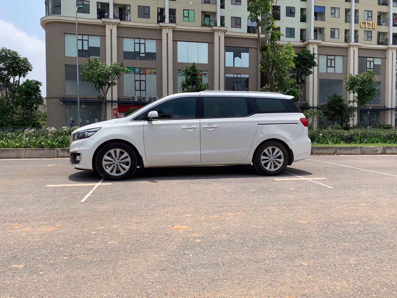 Kia Sedona 8 chỗ cho thuê theo tháng có lái tại Hà Nội