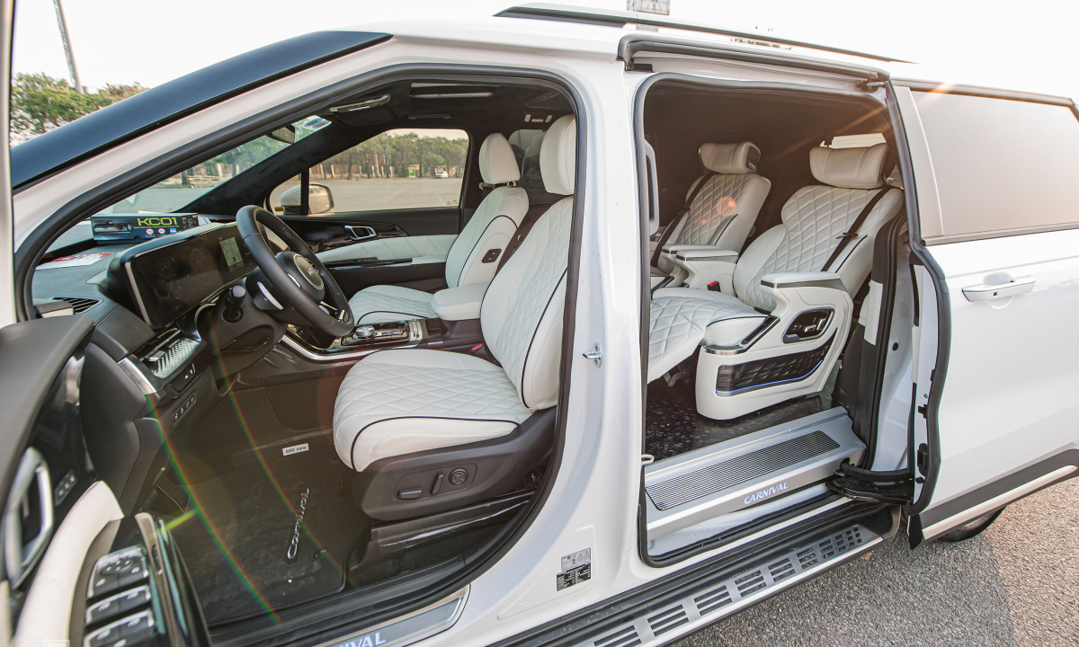 Nội thất xe Kia Carnival cho thuê theo tháng