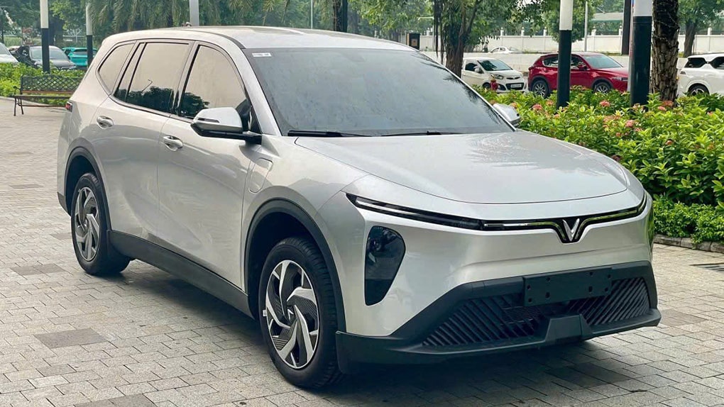 Ngoại thất xe điện VinFast Limo Green 7 chỗ cho thuê theo tháng
