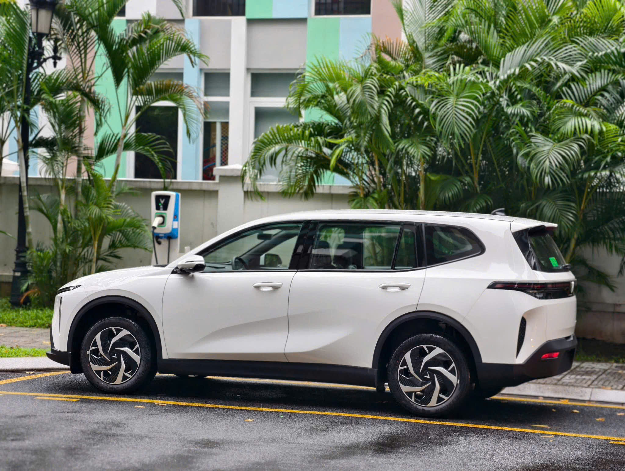 Thân xe VinFast Limo Green màu trắng cho thuê có lái