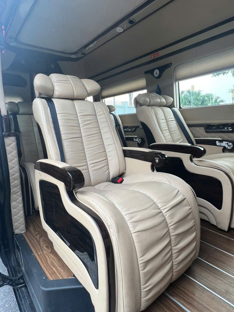 Ghế thương gia bọc da trên xe limousine cho thuê