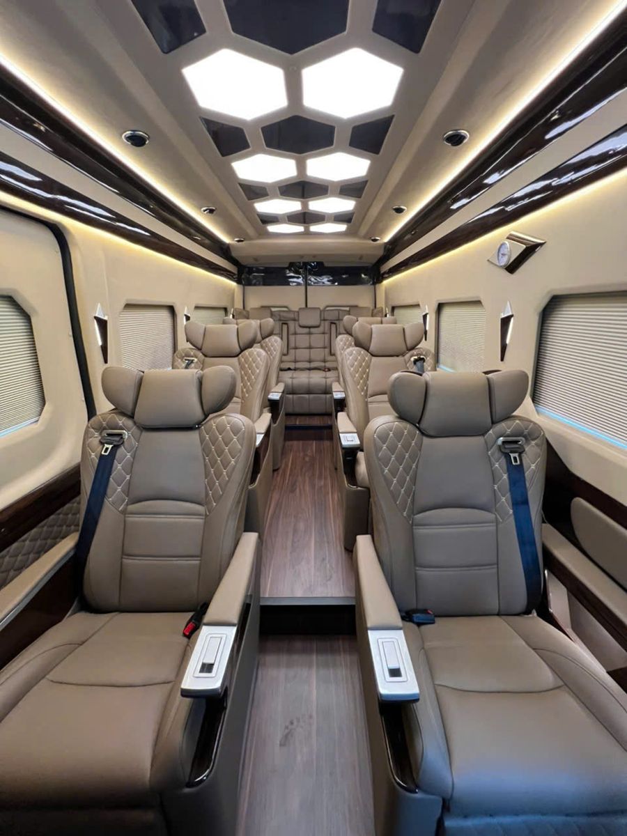 Khoang hành khách xe limousine với trần đèn lục giác