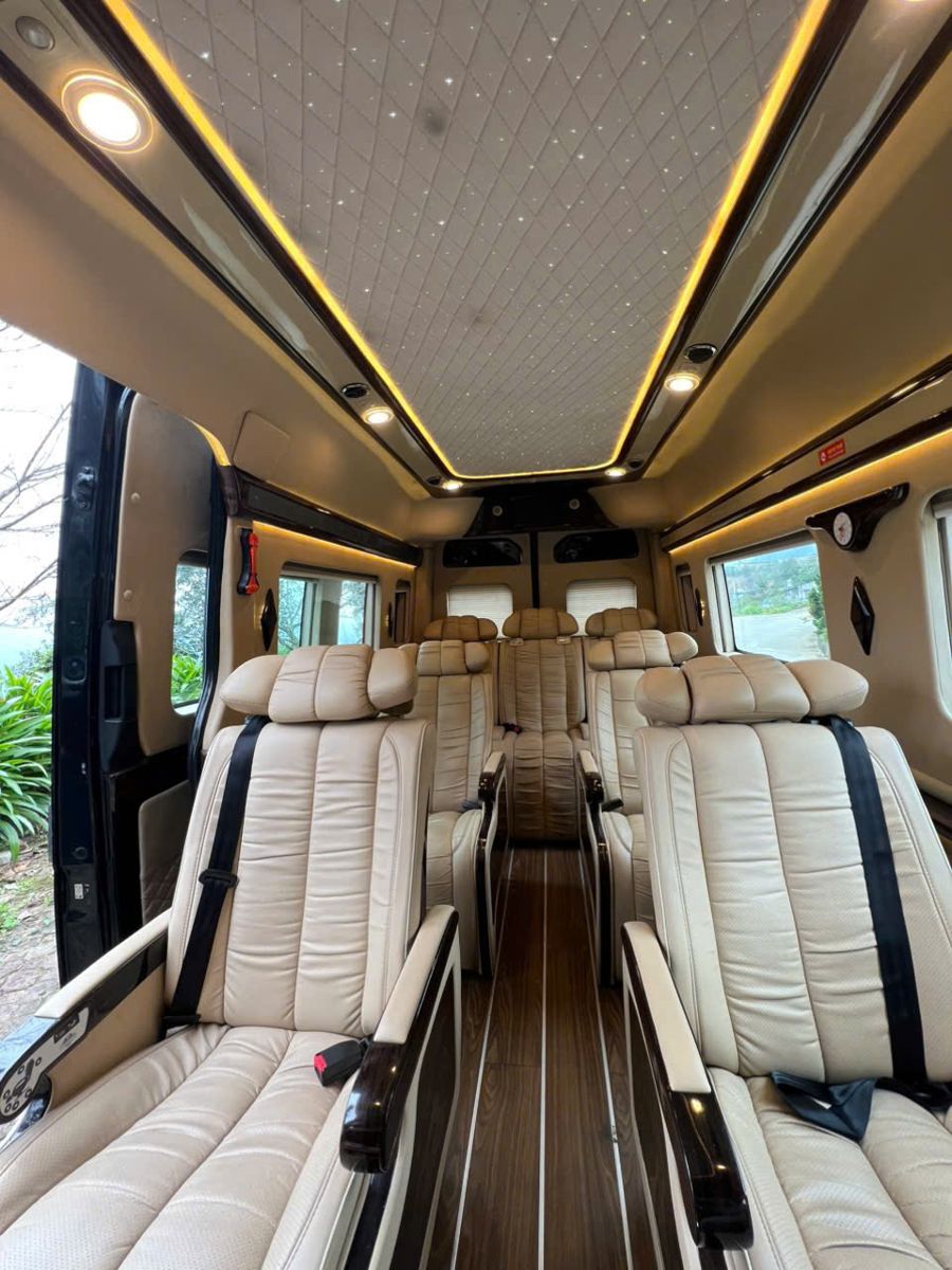 Nội thất xe limousine với ghế da màu be ngả sâu