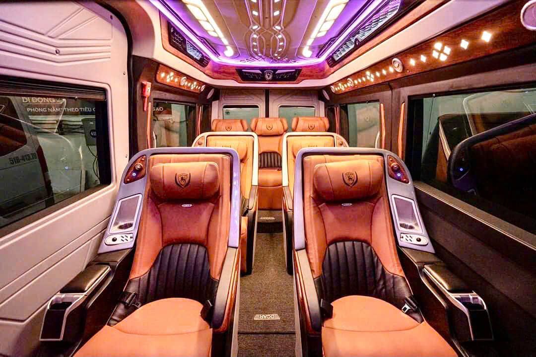 Khoang hành khách xe limousine ghế da màu cam