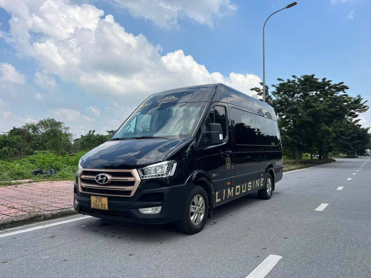 Thuê xe limousine Hà Nội – xe Solati màu đen có lái