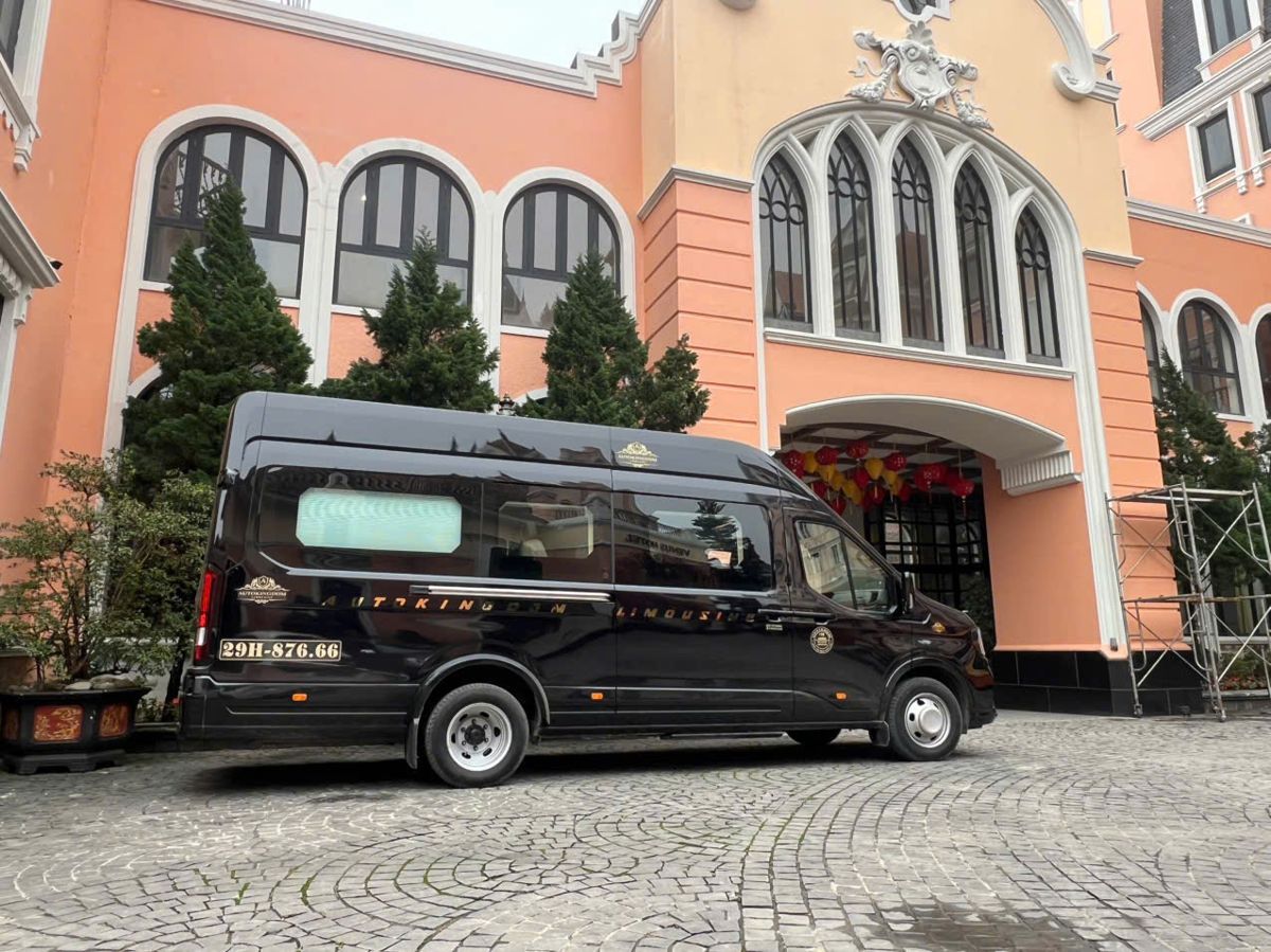 Xe limousine đón khách trước khách sạn tại Hà Nội