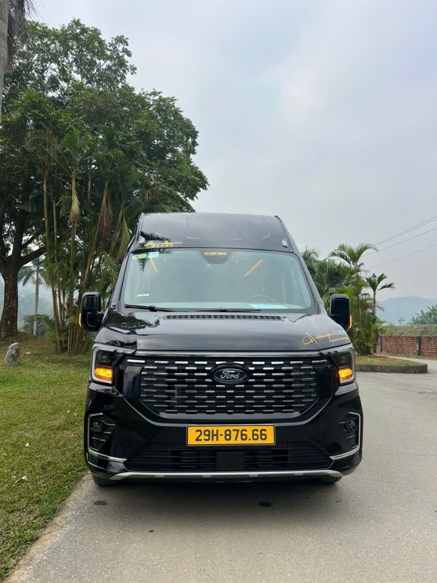 Xe limousine Ford Transit màu đen của Thuê xe Đại Việt