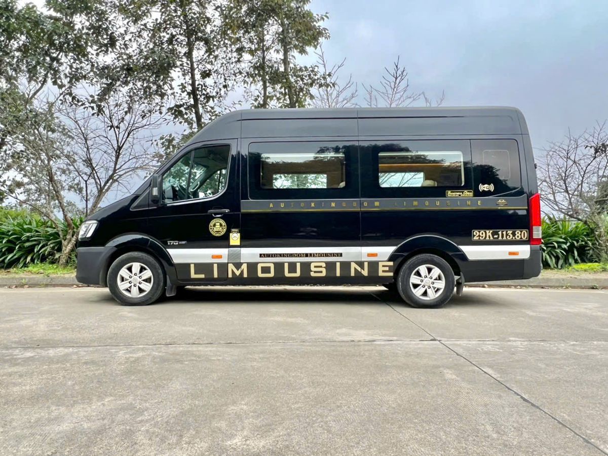 Xe limousine Hyundai Solati màu đen của Thuê xe Đại Việt